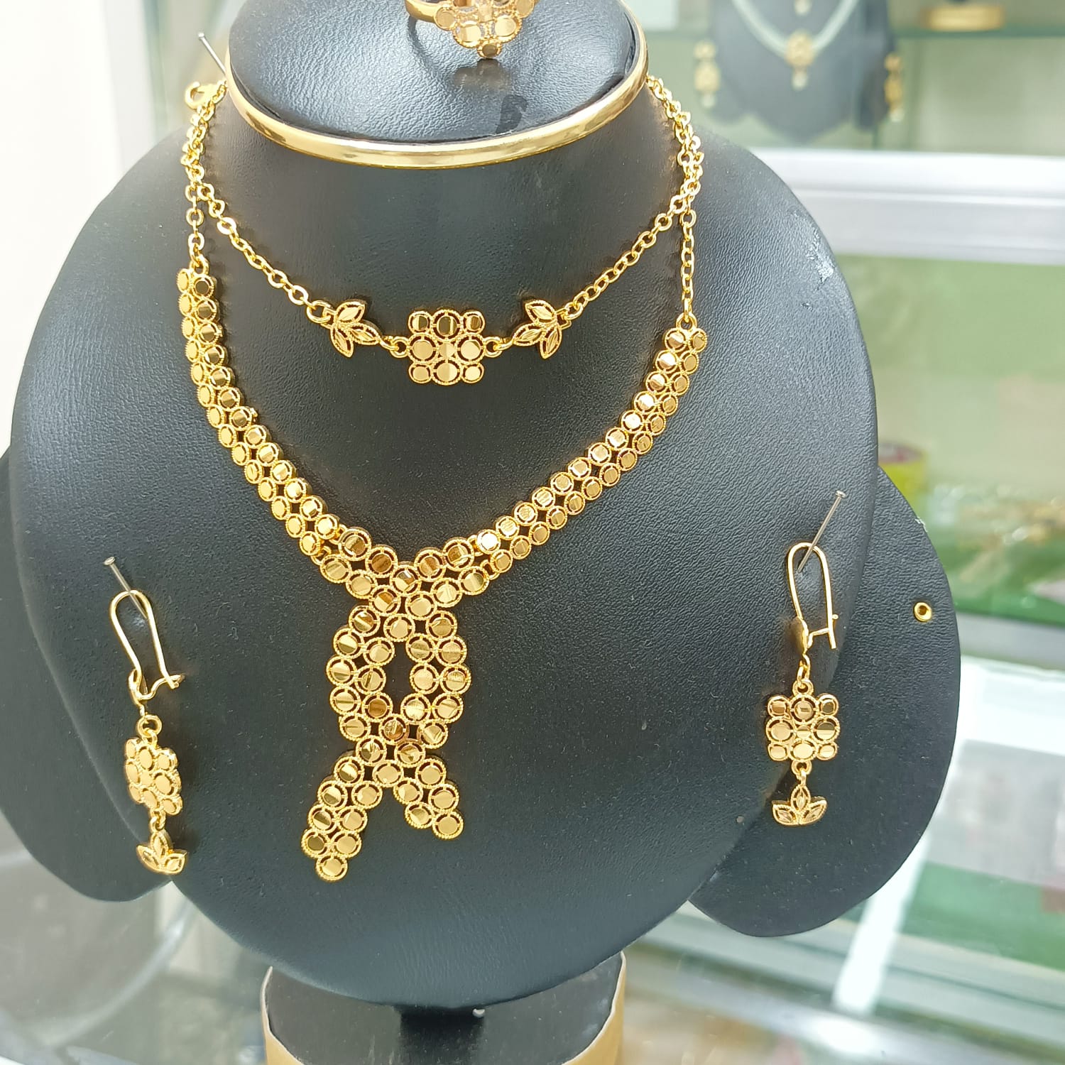 এক্সক্লুসিভ কালেকশন। দুবাই থেকে আমদানিকৃত 24 গ্রেডের গোল্ড প্লেট দিয়ে তৈরি জুয়েলারি।